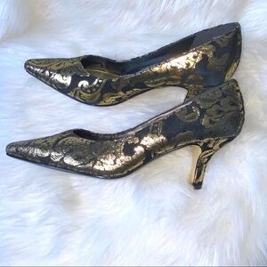 Bella Vita Black and Gold Metallic Pumps 9W